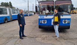 Інспектори провели моделювання нещасного випадку в тролейбусному парку задля запобігання травматизму